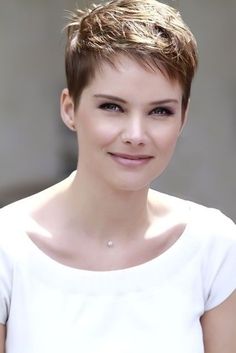 Refined Short Layered Pixie Haircut for Women Fine Hair Pixie Cut, Layered Pixie Haircuts, Pixie Haircut Styles, Haircut Styles For Women, Short Hairstyles Fine, Very Short Haircuts, Job Tweets, 2015 Hairstyles