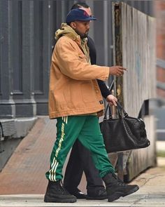 Kanye West Outfits, New Kanye, Kanye West Style, Yeezy Outfit, Techwear Fashion, Hip Hop Pants, Yeezy Season, Black Men Street Fashion, Mens Fashion Classic