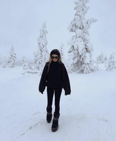 Snow Comfy Outfits, Winter Cabin Aesthetic Outfit, 70s Snow Fashion, Snow Casual Outfit Winter, Old Money Ski Outfit, Toronto Outfits Winter Street Styles, Snow Days Outfit, All Black Snow Outfit, Snow Hike Outfit