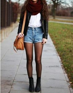 Fall Look | Loose White T-Shirt, Black Leather Jacket, Big Maroon Scarf, Faded Blue High Waist Shorts, with See-through Black Tights and Black Boots. Scarfs Ideas, Shorts And Tights, Layer Clothes, Burgundy Scarf, Winter Tights, Denim Outfits, Sheer Tights, Outfit Trends