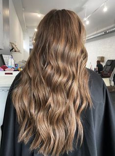 california brunette hair, warm caramel balayage honey, warm brown balayage, brunette balayage hair Natural Light Brown Hair, Brown Hair Extensions, Golden Brown Hair, Brown Hair With Blonde Highlights, Brown Hair Balayage, Dark Blonde Hair, Blonde Hair Inspiration