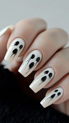 Clica no link e aprenda a fazer as unhas mais bonitas do mundoooo 😍😍😍 Curso de unhas para Iniciantes, saia com 5 certificados e até ganhe dinheiro como manicure Black And White Halloween Acrylic Nails, Halloween Nails Ideas Simple, Ghost Square Nails, Spooky White Nails, Grey Goth Nails, How To Make A Ghost On Nails, Halloween Nails Short Ghost Face, Nail Designs Halloween Simple, White Nails With Halloween Designs