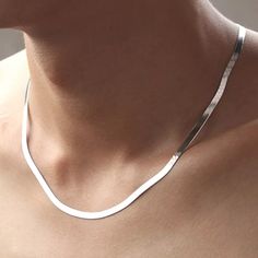 Minimalist necklace with unique details throughout the silver chain. It has visual and palpable texture, 100% Silver Law 925. Kalung Choker, Colar Chocker, Tiffany Necklace, Herringbone Necklace, Mens Jewelry Necklace, Silver Flats, Silver Snake Chain, Chains Necklaces, Chain Design