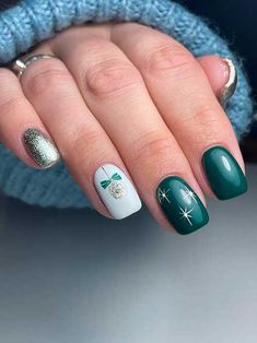 Dark Green Nails with Gold Glitter Christmas Green Nails Short, Green Short Christmas Nails, Short Green And Gold Nails, Festive Green Nails, Christmas Bauble Nails, Green And Gold Gel Nails, Christmas Nails Green And White, Simple Green Christmas Nails, Teal Christmas Nails