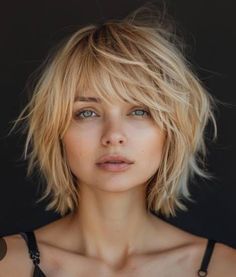 Bixie Colour Haircut 2024, Double Chin Hairstyles, Bobbed Hairstyles With Fringe, Short Hair Fringe, Choppy Bob Hairstyles For Fine Hair, Short Bobs, Wavy Bob Haircuts, Messy Bob Hairstyles, Textured Haircut