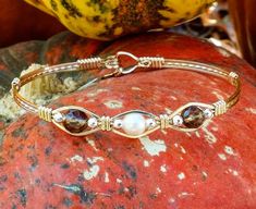 Gorgeously wrapped 14kt gold Filled bracelet with translucent Smoky Quartz and freshwater pearl. Gold Wire Jewelry, Aluminum Wire Jewelry, Bracelets Pearl, Copper Wire Art, Cultured Pearl Bracelet, Bijoux Fil Aluminium, Wire Bracelets, Beaded Bracelets Tutorial, Sterling Silver Wire Wrap