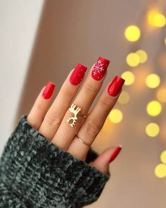 Looking for short, holiday-themed nails? Check out these cute Christmas nail ideas including short red and green nails, gold tips, reindeer nails, snowflakes and more! Perfect for Christmas parties or just getting into the festive spirit. Red And Gold Nails, Santa Nails, Christmas Manicure, Holiday Nail Art, Festival Nails, Christmas Nail Designs