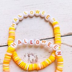 Heishi Bracelet, Mickey Pumpkin, Bracelet Craft, Bracelets Patterns, Halloween Bows, Halloween Autumn, Bracelet Craft Diy, Diy Bracelets Patterns, Unicorn Rainbow