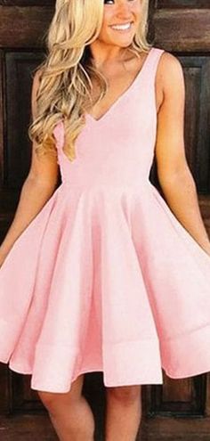 Pink Fitted Taffeta Dress, Fitted V-neck Taffeta Dress, Fitted Taffeta Bridesmaid Dresses, Homecoming Dresses Knee Length, Ball Gown Short, Yellow Homecoming Dresses, Backless Cocktail Dress, Simple Homecoming Dresses, Pleated Party Dress