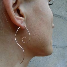 These earrings are light, super easy to put in and elegant to wear any time of the day :) Handmade with .925 sterling silver wire, shaped with love and hammered for texture and a little sparkle* I can make them also rose or yellow gold filled or solid, white, rose and yello gold. SUGGESTION: -If your ear piercing is on a tighter side, would suggest the 20Ga (standard ear wire Ga), if you like them a bit thicker, then 18Ga or 16Ga. -If you someone lose earrings easily, you can request some rubber Gold Threader Earrings, Threader Earrings Gold, Bijoux Fil Aluminium, Diy Wire Jewelry, Spiral Earrings, Wire Work Jewelry, Gauged Earrings, Earrings Elegant, Earrings Simple