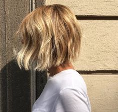 Bob Haircut With Highlights, Haircut With Highlights, Short Blonde Bob, Messy Bob Hairstyles, Choppy Bob Hairstyles, Knitting Tips, Hair Color And Cut, Short Blonde, Bob Haircut