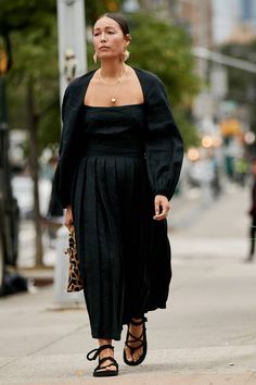 New York Fashion Week Street Style September 2018 | Who What Wear Black Poplin Dress Outfit, Rachel Wang, New Yorker Street Style, Boho Street Style, New York Fashion Week Street Style, New York Street Style, Nyfw Street Style, Shoe Trends, Flat Shoe