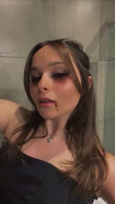 Katherine pierce inspire costume Vampire Makeup Vampire Diaries, Kathrine Perice Outfits Halloween, Katherine Pierce Makeup Look, Female Vampire Halloween Costume, Cute Halloween Costumes Vampire, Katherine Pierce Halloween Costume Ideas, Vampire Costume Hair, Catherine Vampire Diaries