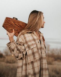 Flannel Photoshoot, Women Flannel Shirt, Womens Flannel Jacket, Flannel Aesthetic, Country Night, Granola Girl Outfits, Granola Aesthetic, Women Flannel, Northwest Style