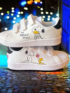 Custom sneakers with  Snoopy theme. ℹ️I can paint on any brand of shoes, contact me to inform you about the cost.  I use TOP quality paints and top coats, so that the sneakers will last for a long time! The paints are made to use for leather, so they are super durable! ☔️Don't worry when it's raining, the colors will still be great! You can buy these shoes for you, or for gift for someone you want...It's a unique design, don't you think? IMPORTANT ! RETURN POLICY: As the sneakers are tailor made Sporty Low-top Sneakers With Cartoon Print, White Low-top Sneakers With Cartoon Print, White Skate Shoes With Graphic Print And Round Toe, White Skate Shoes With Graphic Print, White Graphic Print Skate Shoes Round Toe, Snoopy Shoes, Custom Adidas, Sneakers Athletic, It's Raining