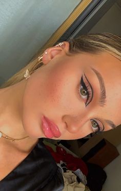 Makeup Hooded Eyes, Eyeshadow Application, Social Media Post Ideas, 20 Makeup, Retro Makeup, Hooded Eye Makeup, The Best Makeup