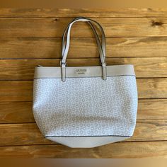 Stylish Cream Guess Monogrammed Tote Bag. In As-New Condition, Unused But Without Tags. Cream Tote Bag, Bags Guess, Monogram Tote Bags, Monogram Tote, Guess Bags, Womens Tote Bags, Conditioner, Monogram, Tote Bag