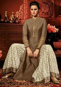 Punjabi Lehenga, Dress For Eid, Pakistani Kurti Designs, Long Kurti Patterns, Pakistani Kurti, Simple Kurti Designs, Salwar Designs, Punjabi Dress, Palazzo Suit