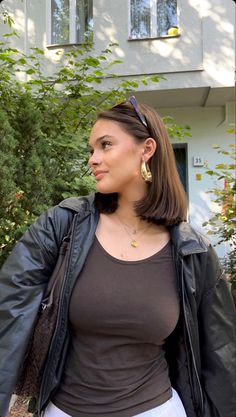 Fall Outfits With Short Hair, Shoulder Length Brunette Hair Straight, Short Hair No Layers Shoulder Length, Short Straight Hairstyles Round Face, 2023 Straight Hair Trends For Women, Fall Haircuts 2023 Short, Short Utah Hair, Haircuts Women 2023, Short Hair Woman Aesthetic