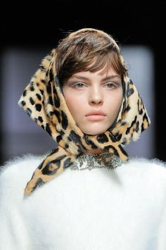 leopard Animal Fashion, Mode Inspiration, Milan Fashion, Fashion Sketches, Hats Vintage, Head Scarf, Scarf Styles, Milan Fashion Week