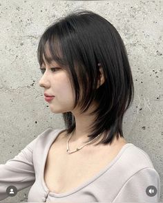 Woman Haircut Straight Hair, Short Chinese Haircut, Japanese Short Layered Hair, Shoulder Length Hair From The Back, 2 Layer Short Hair, Short Hair Asian Women Round Face, Short Haircut Straight Hair Round Face, Short Hair Styles For Long Face Shape, Unstyled Layered Hair Short