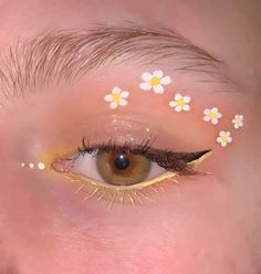 #liner #graphicliner #linergraphique #makeup Cute Yellow Makeup, Flower Eye Makeup Tutorial, Fun Easy Eyeliner, Simple Festival Makeup Looks, Flower Eyeshadow Looks, Eyeliner Looks Colorful, Flower Eye Makeup Looks, Sunflower Eye Makeup, Flower Graphic Liner