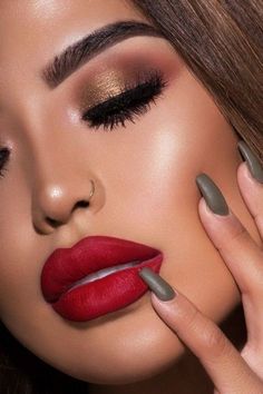 Mac Makeup Foundation, Simple Makeup Ideas, Prom Makeup Looks, Beginner Makeup, Glitter Eye Makeup, Prom 2020, Red Makeup, Braut Make-up