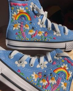 Converse With Embroidery, Shoe Embroidery Ideas, Converse Embroidery Ideas, Embroidered Shoes Diy, Embroidery Converse, Converse Embroidery, Embroidered Sneakers