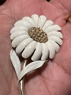 Signed brooch Monet enamel cream flower on gold metal roll over clasp rare irem White Enamel Brooch Jewelry, Elegant White Enamel Pin, White Vintage Brooch Lapel Pin, Formal White Enamel Pin Brooch, Formal White Enamel Pin, Vintage White Enamel Brooches, Vintage White Enamel Pin, White Vintage Enamel Brooches, White Vintage Enamel Pin