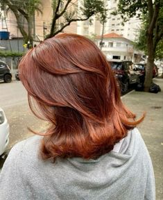 Autumn Bob Hair Colour, 2024 Autumn Hair Trends, Cowboy Copper Bob Hair, Short Red Hair With Layers, Ginger Bob Hairstyles, Autumn Copper Hair, Cowboy Copper Bob, Ginger Long Bob, Burgundy Copper Hair