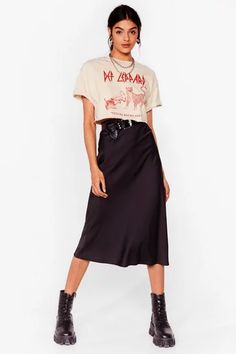 Black Skirt Outfits, Black White Outfit, Midi Skirt Outfit, Just My Type, Satin Midi Skirt, T Shirt And Jeans, Skirt Outfit, Looks Style, New Clothes