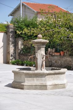 an outdoor fountain in the middle of a courtyard