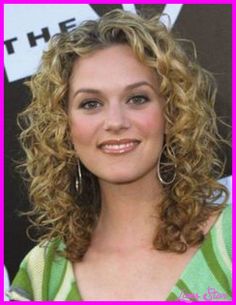 Image result for hairstyles for naturally curly hair medium length Haircuts For Medium Length Hair, Peyton Sawyer, Medium Bob Hairstyles, Haircuts For Curly Hair, Curly Girl Hairstyles, Curly Bob Hairstyles, Short Curly Hair