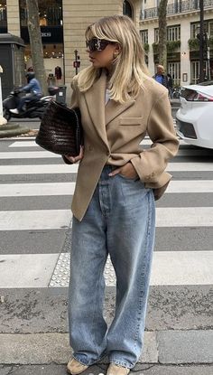 Zagreb Street Style, Street Style Winter 2024 2025, Blazer Bianco Outfit, Source Unknown Blazer, February Fashion 2025, Casual Elegant Outfits Winter, Blazer Belt Outfit, 2025 Street Style Trends, Work Outfits Women 2025