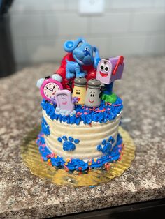 there is a birthday cake with characters on it