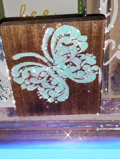 2D Butterfly Teal and white iridescent glitter Spray Paint Stencil Ideas, Stencils For Spray Painting, Spray Paint Butterfly, Chall Painted Blended Jewelry Box, Coat White, White Chalk Paint, White Chalk