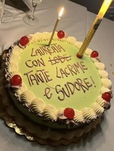 a birthday cake with candles on it that says, can you leave tatie lacrve e subore?