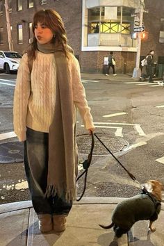 check profile Winter Outfits Simple Casual, Autumn Outfits Women Aesthetic, Cool Fits Winter, Street Outfit Winter, Winter Fits Vintage, Model Core Outfits, Cozy Layered Outfits, Jorts Inspo Outfit, Mid Uggs Outfit