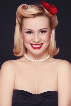 Really cute hairdo with a modified victory roll. #victoryrolls #1940shair #vintagehairstyles Pin Up Girl Hairstyles, Side Hairstyles