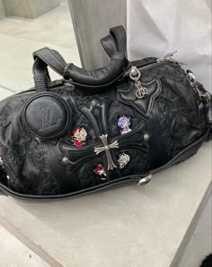 Black Designer Bags, Luxury Bags Collection, Dream Bags, Girly Bags, Heart Bag, Luxury Purses, Pretty Bags, Bag Charms, Cute Purses