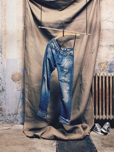 ❣ ᏇᏗiɬiNᏩ ʄᎧཞ yᎧᘎ ❣ Denim Photography, Denim Display, Tattered Pants, Denim Photoshoot, Visual Merchandiser, Decoration Vitrine, Jeans Store, Replay Jeans, Jeans Woman