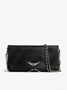 Swing your wings : la plus iconique des pochettes vous laisse le choix. A vous de personnaliser à volonté ses ailes en fonction de vos envies et de vos looks. En sac ou en pochette, à l'épaule ou à la main, emportez cet iconique de la maison zadig&voltaire partout avec vous. Sac pochette en cuir noir zadig&voltaire femme - ailes amovibles - zippé- 2 chaines amovibles - porté main, épaule ou croisé Dr Shoes, Black Leather Clutch, Leather Clutch Bag, Zadar, Pretty Bags, Birthday Wishlist, The Wings, Leather Clutch Bags, Zadig And Voltaire