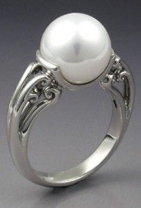 pearl ring How To Have Style, Pearl Engagement Ring, Cartier Jewelry, Jewelry Diy, Vintage Jewellery, Vintage Engagement Rings, Pearl Ring, Bling Bling, Accessories Jewelry