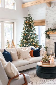 Modern Christmas tree decorations in a living room Modern Christmas Tree Decor, Minimalist Christmas Decor Ideas, Neutral Living Room Decor, Easy Christmas Decor Ideas, Christmas Tree Picks, Easy Christmas Decor, Types Of Christmas Trees, Christmas Tree Decor Ideas, Tree Decor Ideas