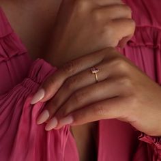 Delicado, delicado y por supuesto… ¡rosa! Ese es el trío perfecto para una apariencia suave y femenina. Nuestro anillo con esmeralda rosa rubor es elegante y perfecto para combinar con otros anillos de su colección. Quédese con un tema completamente rosa para una apariencia monocromática o combínelo con otras piedras preciosas y viva en el lado salvaje.




 Material: Plata de Ley 925 sólida de alta calidad

 Acabado: Oro 18K

 Con piedra preciosa de circonita cúbica de diamante rosa de ~ 4,5 x Dainty Pink Stackable Promise Rings, Feminine Pink Wedding Rings, Elegant Pink Gold Birthstone Promise Ring, Pink Fine Jewelry Promise Ring, Pink Feminine Rings For Anniversary, Feminine Pink Rings For Anniversary, Feminine Pink Rings For Gift, Elegant Rose Gold Stackable Rings With Pink Sapphire, Yellow Gold Gemstone Midi Rings