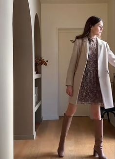 Outfit Formal Invierno, Minimal Chic Winter, Classic Chic Outfits, Midi Dress Winter, Work Attire Women, Midi Dress Outfit, Office Outfits Women, Warm Dresses, Stylish Work Outfits