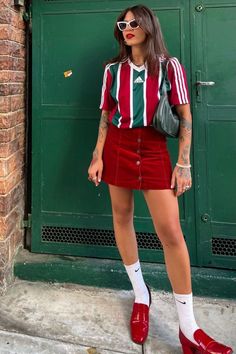 Jersey Looks For Women, Sport Tshirt Outfits, Football Tee Outfit, How To Style Jerseys, Football Tshirt Outfits, Sport Shirt Outfit, How To Style A Jersey, Bloke Core Outfits Woman, Sport Jersey Outfit Women