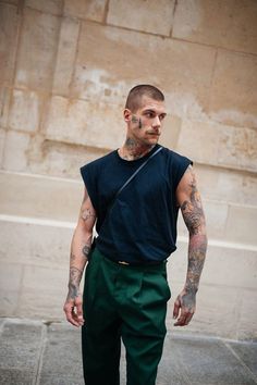 Look masculino com regata Milan Fashion Week Men, Party Outfit Men, Festival Outfits Men, Paris Fashion Week Men, Street Style Outfits Men, Mens Fashion Week, Street Style Trends, Style Upgrade