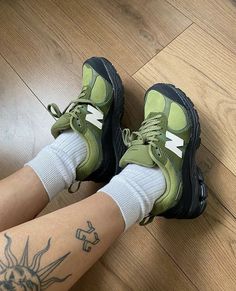 New Balance 2002, Pretty Sneakers, Trendy Shoes Sneakers, Pretty Shoes Sneakers, Streetwear Shoes, Shoe Wishlist, Funky Shoes, Creative Products, Fresh Shoes