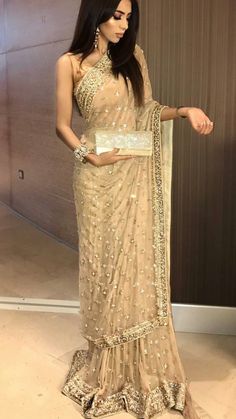 Saree For Prom, Indian Graduation Outfits, Prom Saree, Saree Prom, Sparkly Saree, Gold Indian Outfit, Diwali Party Outfit, Sari Aesthetic, Indian Prom Dresses